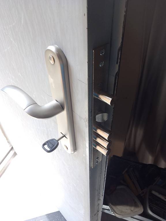 საკეტის დაყენება (მონტაჟი) ჩაკეტილი კარების გაღება