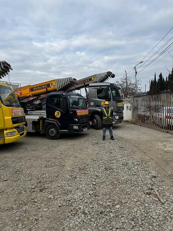 ჟირაფიამწე-ლიფტიგარე-ლიფტი-პიონერკა