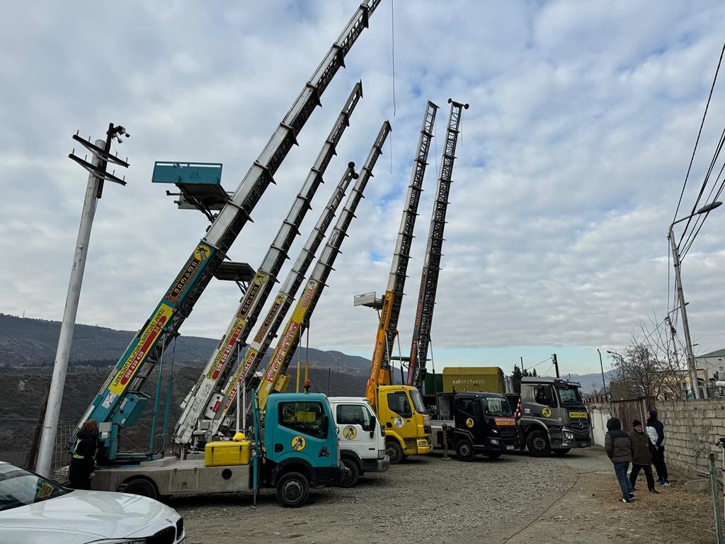 ჟირაფიამწე-ლიფტიგარე-ლიფტი-პიონერკა