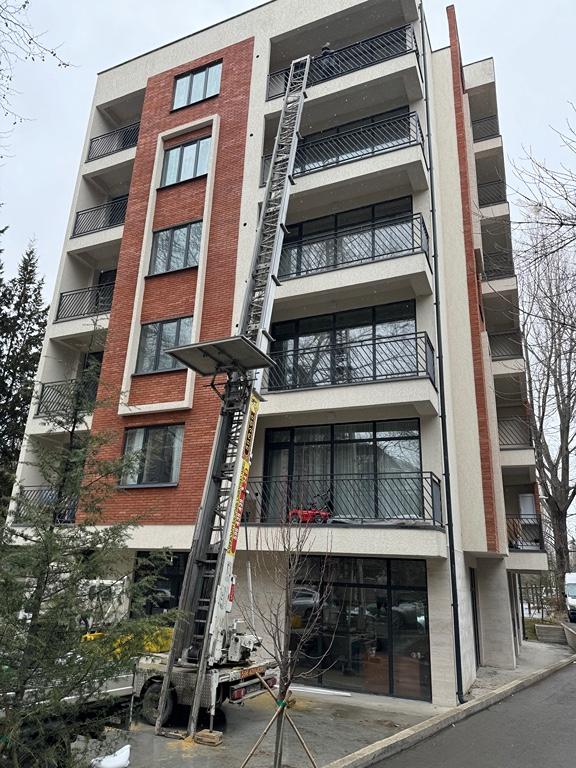 ჟირაფიამწე-ლიფტიგარე-ლიფტი-პიონერკა