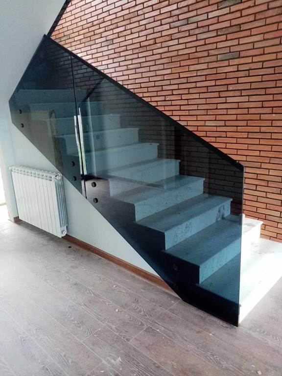 მინიმალისტური შუშის მოაჯირები