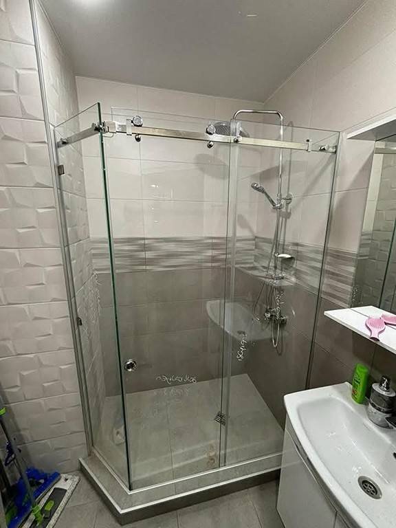 მინის საშხაპეები და მოაჯირები