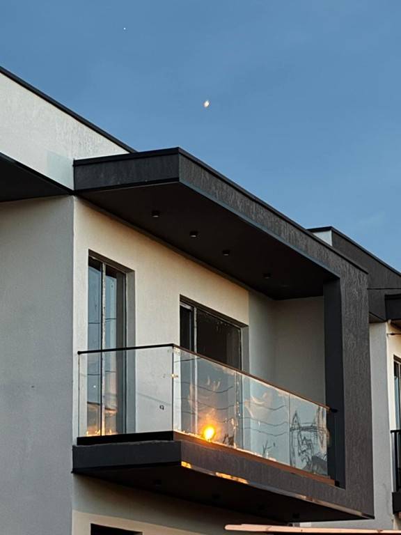 მინის საშხაპეები და მოაჯირები